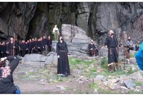 Музыканты исполнили песню у пещеры в Норвегии, и это просто великолепно!