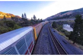 Умопомрачительные трюки дрона над движущимся грузовым поездом