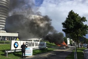 Мужчина сжег BMW напротив главного музея марки