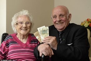 День удался: 77-летний мужчина нашел свою первую зарплату, полученную 62 года назад