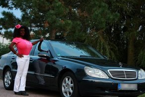 Белая стюардесса превратила себя в негритянку с огромной грудью