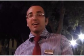 Парень мастерски имитирует эхо собственного голоса