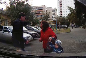 В Копейске женщина с ребенком заблокировала выезд с парковки