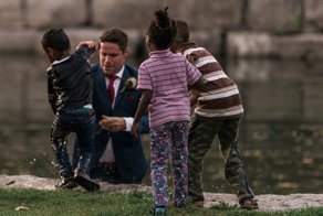 Во время свадебной фотосессии жених не раздумывая прыгнул в реку, чтобы спасти тонущего мальчика