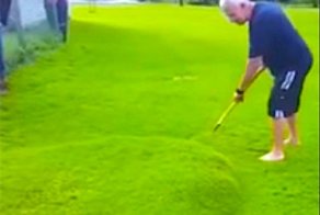 Такого вы еще не видели! Вот как лопается гигантский водяной пузырь на газоне!