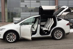 Дверь Tesla Model X открылась автоматически перед проезжающим грузовиком