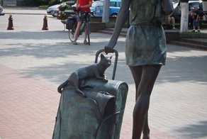 Бронзовая девушка и кот
