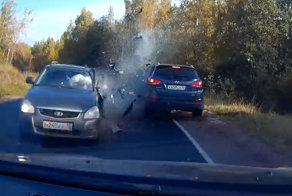 Авария дня. Водитель протаранил два автомобиля в Карелии