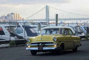 Старые автомобили на улицах Нью-Йорка