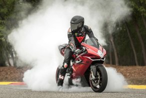 MV Agusta и Льюис Хэмилтон создали лимитированный спортбайк