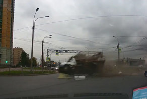 Авария дня. Столкновение автобуса и Газели в Петербурге