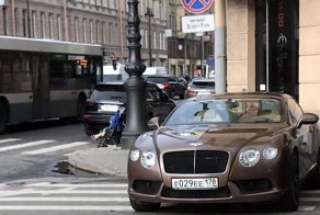 Женщина припарковала Bentley на переходе и не осталась без наказания