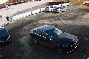 Под Екатеринбургом ученица снесла забор и въехала в дом