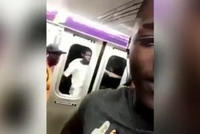 Пассажир метро в Нью-Йорке прокатился снаружи поезда