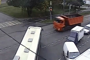 Авария дня.  Автобус и самосвал столкнулись в Москве