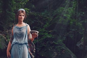 Художница раскрашивает статуи, чтобы вдохнуть в них жизнь