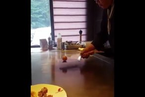 Эффектный трюк с яйцом от китайского шеф-повара