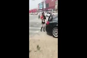 С ребенком на руках еще не так раскорячишься!