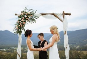 "Мы ничем не отличаемся, просто два влюбленных человека": две невесты - одна свадьба