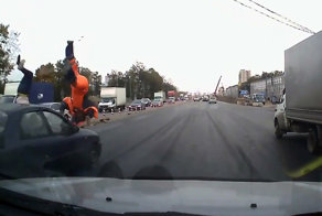 Авария дня. Наезд на дорожного рабочего с подругой