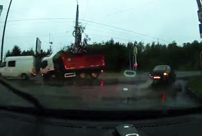 Авария дня. Cтолкновение самосвала со столбом