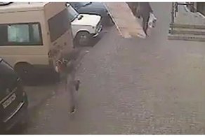 Вот что значит «родиться в рубашке»! Прохожий чудом смог увернуться от падающей плиты