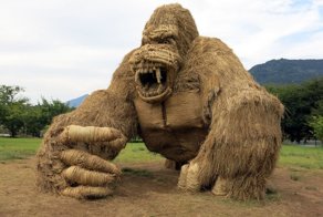 Гигантские животные из соломы с фестиваля Wara Art в Японии