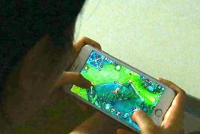 Девушка-геймер ослепла на один глаз, играя днями и ночами на смартфоне