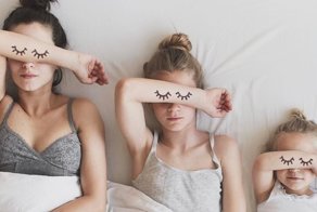Мать со своими дочками создают милые снимки, на которых они наряжены в схожие одежды