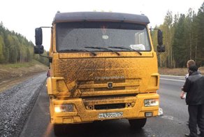 Спецмашина забрызгала битумом около 40 автомобилей