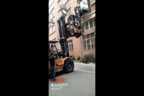 Рабочие решили поднять стиральную машину в квартиру с помощью погрузчика, взгроможденного на другой погрузчик