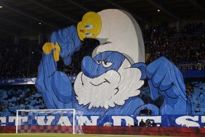 От чествования Йохана Кройфа до Папы Смурфа: 10 самых запоминающихся баннеров в мировом футболе