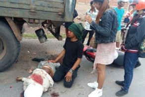 В Камбодже мужчина погиб врезавшись в грузовик