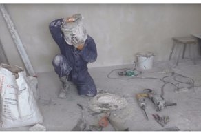 Чувашский блогер ради лайков и просмотров замуровал свою голову в ведре с алебастром