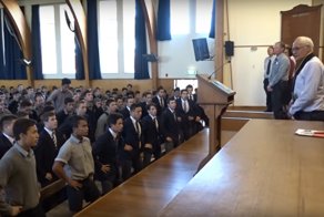 Школьники эмоционально прощаются с учителем, уходящим на пенсию