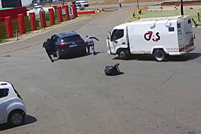 Африканские налетчики против инкассаторского автомобиля