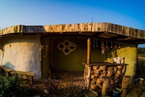 Парень из Беларуси построил эко-дом за сущие копейки