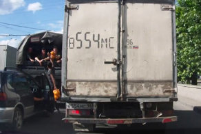 Презенты солдатам в грузовике