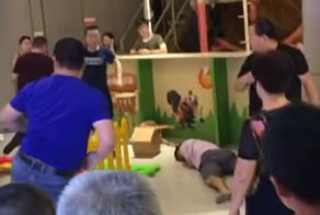 Китайские папаши подрались из-за детской игрушки