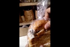 Хлеб с мясом: волгоградец чуть не купил батон с живой мышью