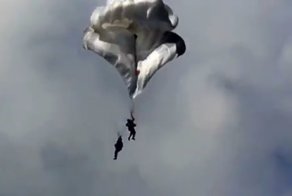 Повезло, так повезло! Парашютисты удачно приземлились после того, как запутались стропы их парашютов