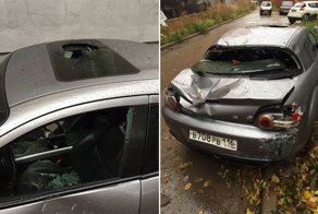 На припаркованный на газоне автомобиль падали кирпичи