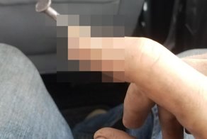 Праень всадил в палец гвоздь с помощью пистолета