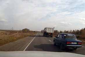 Начал обгон, не посмотрев в зеркала