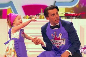 Это динозавр! Трехлетний поваренок Полина увидела телевизионный кран и приняла его за страшного древнего ящера