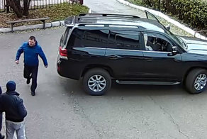 В Новокузнецке водитель Крузака устроил разборки во дворе офисного здания