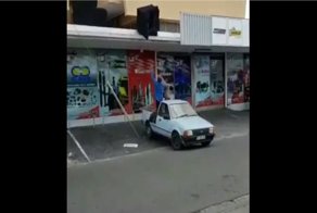 Не слишком удачная попытка погрузки кресла