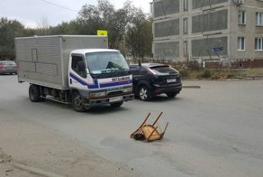 В Челябинске канализационный люк на дороге прикрыли стулом