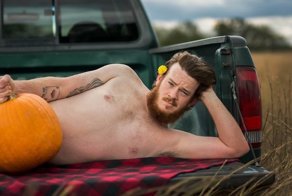 Муж устроил смешную эpoтическую фотосессию для своей жены прямо посреди поля