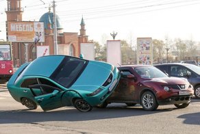 Авария дня. Женщина на Аккорде запрыгнула на Ниссан
